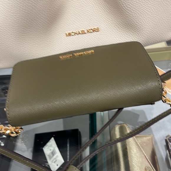 MICHAEL KORS
Jet Set Travel Medium Logo Smartphone Leather Crossbody
OLIVE
NWT - Picture 14 of 16